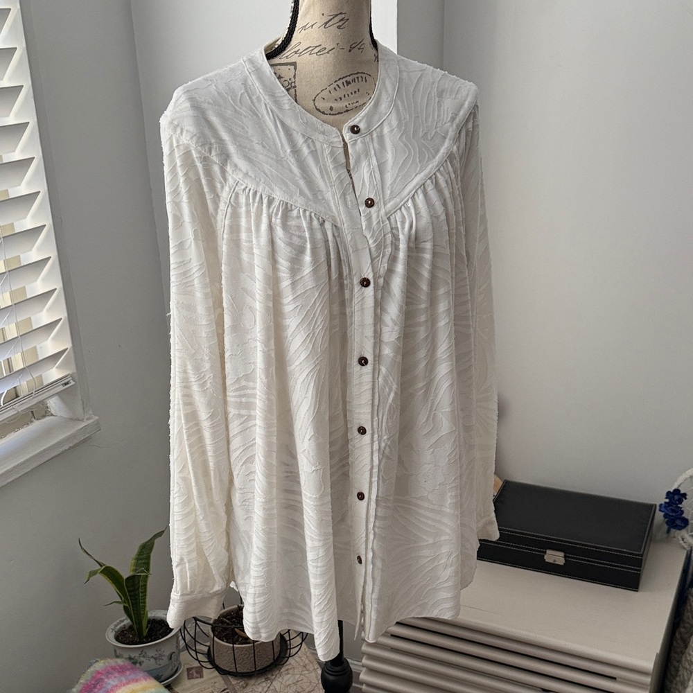 Free People - Chic White Textured Blouse with Buttons - M